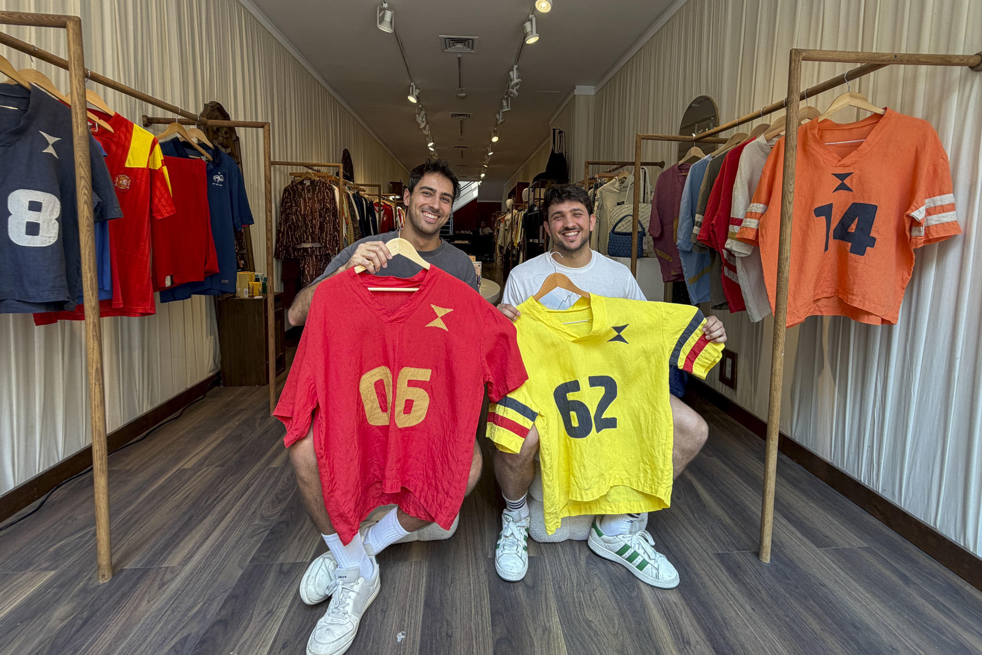El moderno barrio del SoHo de Nueva York subastará un día antes de la final del Mundial entre España y Argentina una colección de 48 camisetas de lino únicas, una de cada selección del torneo, confeccionadas a mano en un proyecto impulsado por dos amigos de Lleida (España) que combina moda y arte.Dos amigos de toda la vida de Lleida, Guillem Muñoz y Pol Joven (ambos en la imagen), aterrizan esta semana en Nueva York para presentar este singular proyecto textil, una colección de camisetas hechas a mano con detalles particulares de cada país y su historia mundialista. EFE/ Estefanía Medina