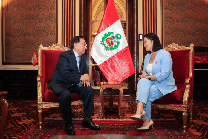 Fotografía cedida por la Presidencia de Perú que muestra al presidente interino, José María Balcázar (i), hablando con la presidenta electa, Keiko Fujimori, este jueves durante una visita oficial en el Palacio de Gobierno en Lima (Perú). EFE/ Presidencia de Perú
