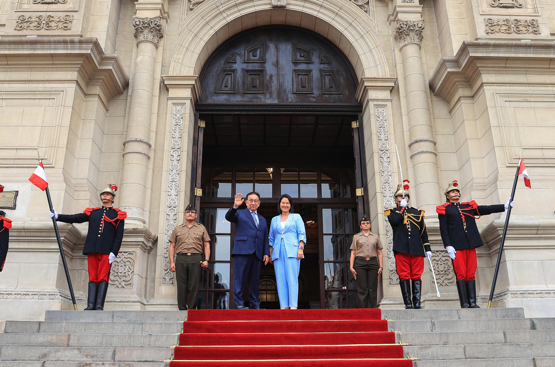 Fotografía cedida por la Presidencia de Perú que muestra al presidente interino, José María Balcázar (i), junto a la presidenta electa, Keiko Fujimori, saludando durante una visita oficial este jueves, en el Palacio de Gobierno en Lima (Perú). EFE/ Presidencia de Perú