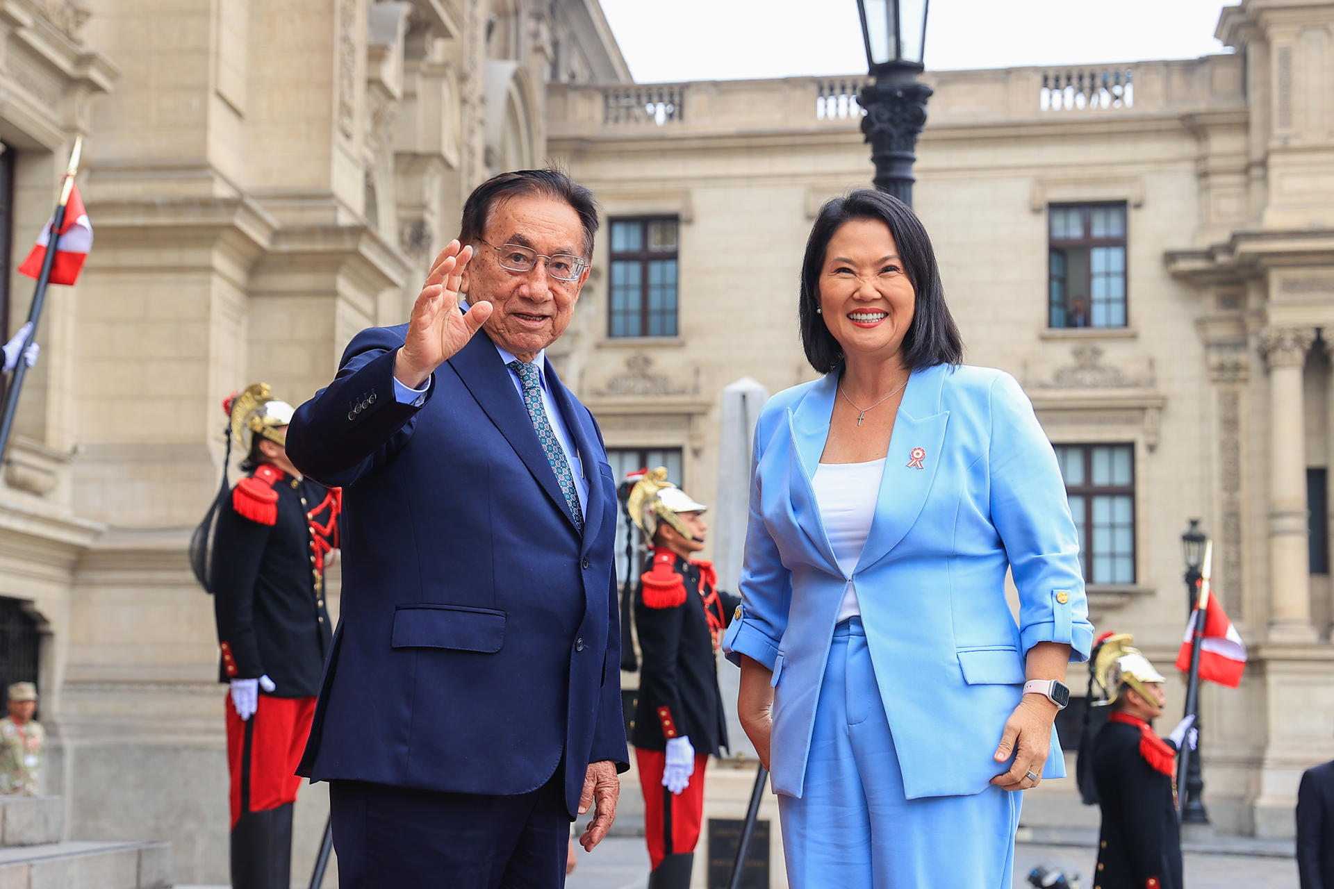Fotografía cedida por la Presidencia de Perú que muestra al presidente interino, José María Balcázar (i), junto a la presidenta electa, Keiko Fujimori, saludando durante una visita oficial este jueves, en el Palacio de Gobierno en Lima (Perú). EFE/ Presidencia de Perú