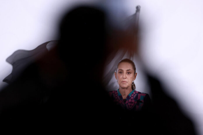 La presidenta de México, Claudia Sheinbaum, habla durante una rueda de prensa este jueves en Palacio Nacional de la Ciudad de México (México). EFE/Mario Guzmán
