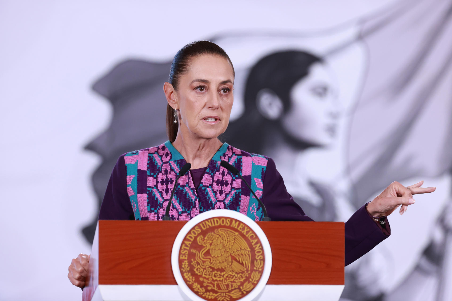 La presidenta de México, Claudia Sheinbaum, habla durante una rueda de prensa este jueves en Palacio Nacional de la Ciudad de México (México). EFE/Mario Guzmán
