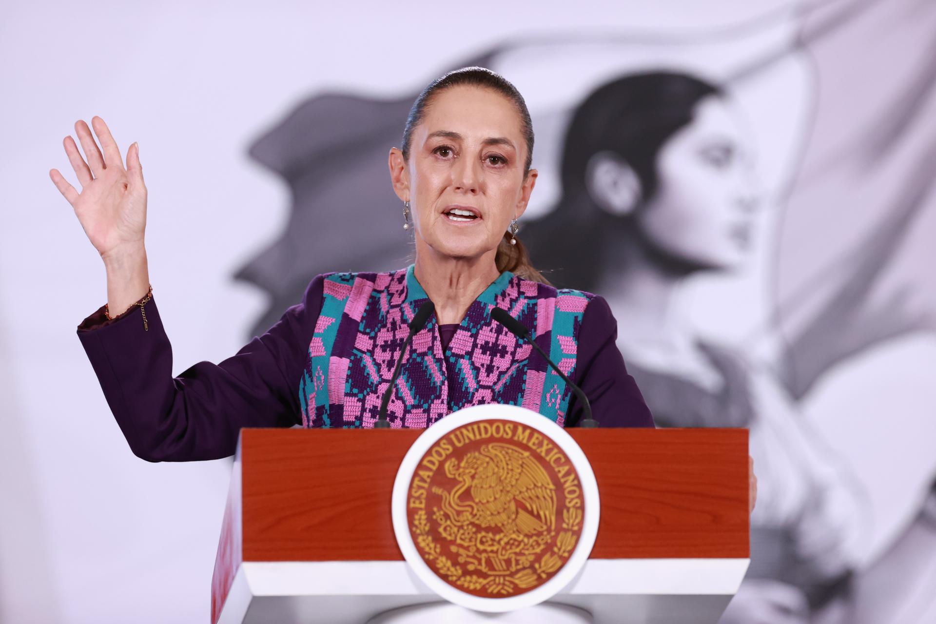 La presidenta de México, Claudia Sheinbaum, habla durante una rueda de prensa este jueves en Palacio Nacional de la Ciudad de México (México). EFE/Mario Guzmán