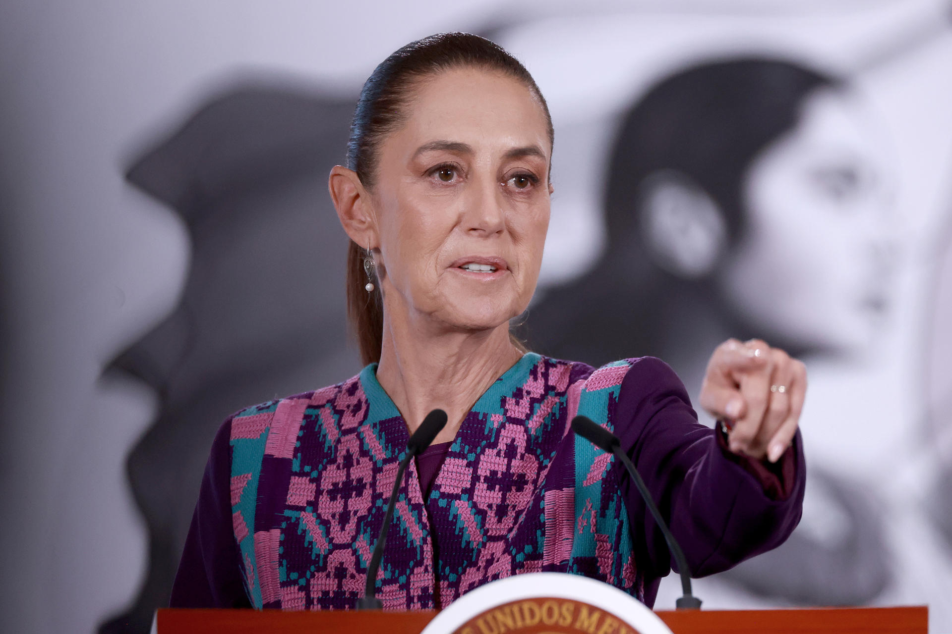La presidenta de México, Claudia Sheinbaum, habla durante una rueda de prensa este jueves en Palacio Nacional de la Ciudad de México (México). EFE/Mario Guzmán
