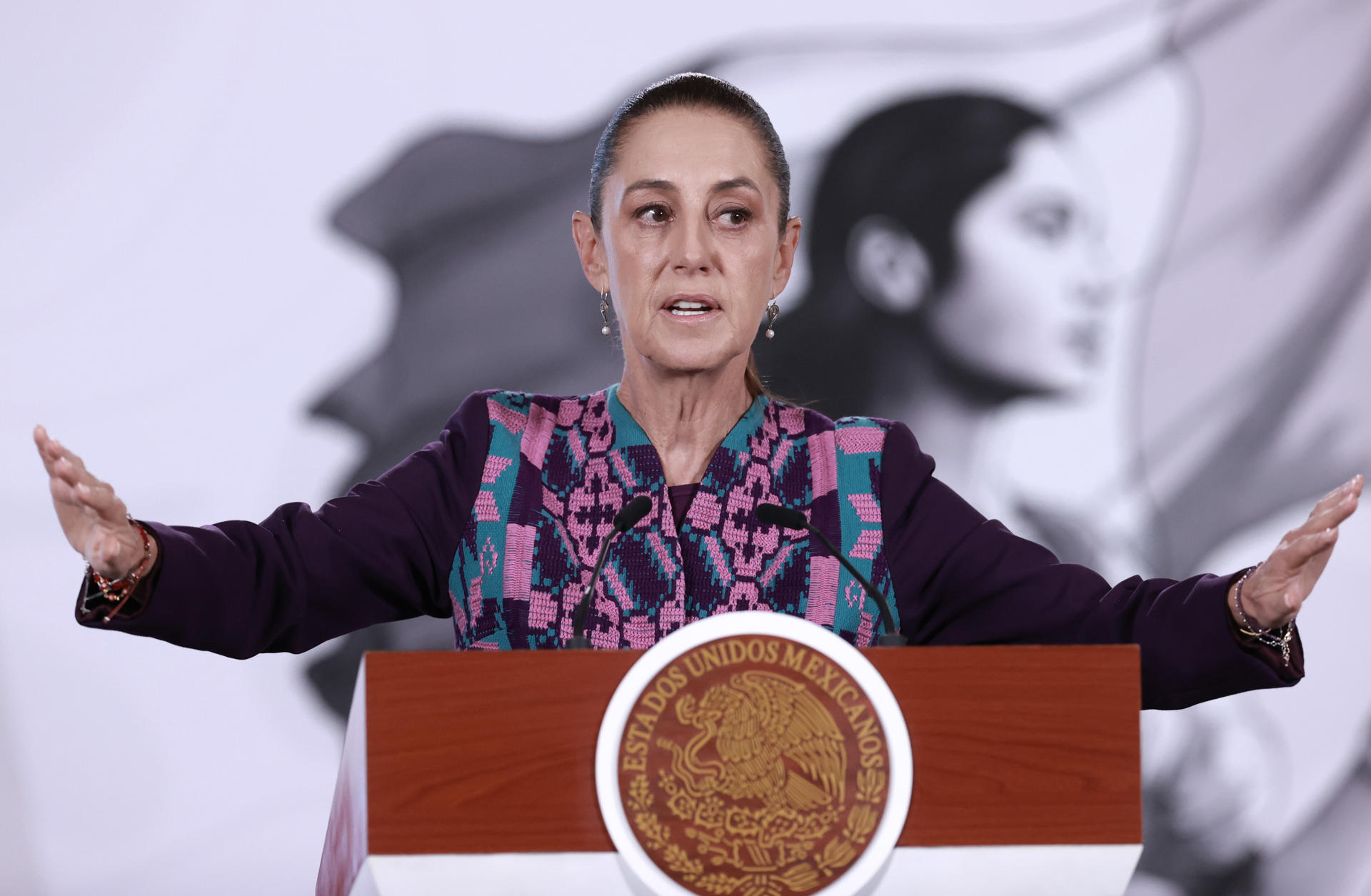 La presidenta de México, Claudia Sheinbaum, habla durante una rueda de prensa este jueves en Palacio Nacional de la Ciudad de México (México). EFE/Mario Guzmán
