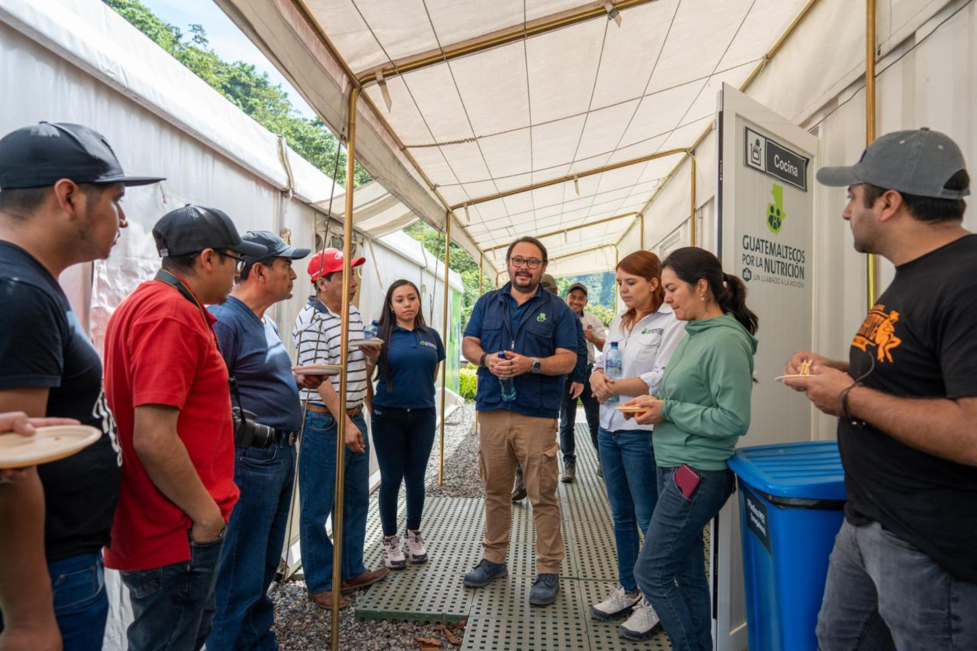 Fotografía cedida por el programa integral Guatemaltecos por la Nutrición que muestra al director ejecutivo de Guatemaltecos por la Nutrición, José Silva (c), hablando con voluntarios en Campamento I en Huehuetenango (Guatemala). EFE/ Guatemaltecos por la Nutrición /SOLO USO EDITORIAL/ NO VENTAS/ SOLO DISPONIBLE PARA ILUSTRAR LA NOTICIA QUE ACOMPAÑA (CRÉDITO OBLIGATORIO)

