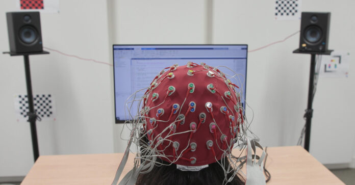 La configuración experimental muestra a un sujeto con un gorro de señales cerebrales escuchando más de una conversación a la vez. Foto: Alejandro López Valdés/Trinity College de Dublín

