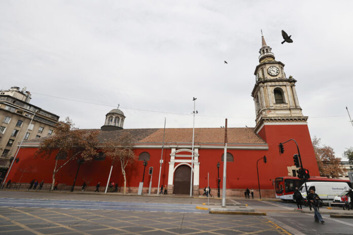 Fotografía que muestra la iglesia de San Francisco, en Santiago (Chile). La Iglesia de San Francisco es el edificio de Santiago que más terremotos ha vivido en la historia Chile y su arquitectura, que combina técnicas coloniales, ha contribuido a que el país sea un ejemplo mundial de sismorrestencia. EFE/ Elvis González
