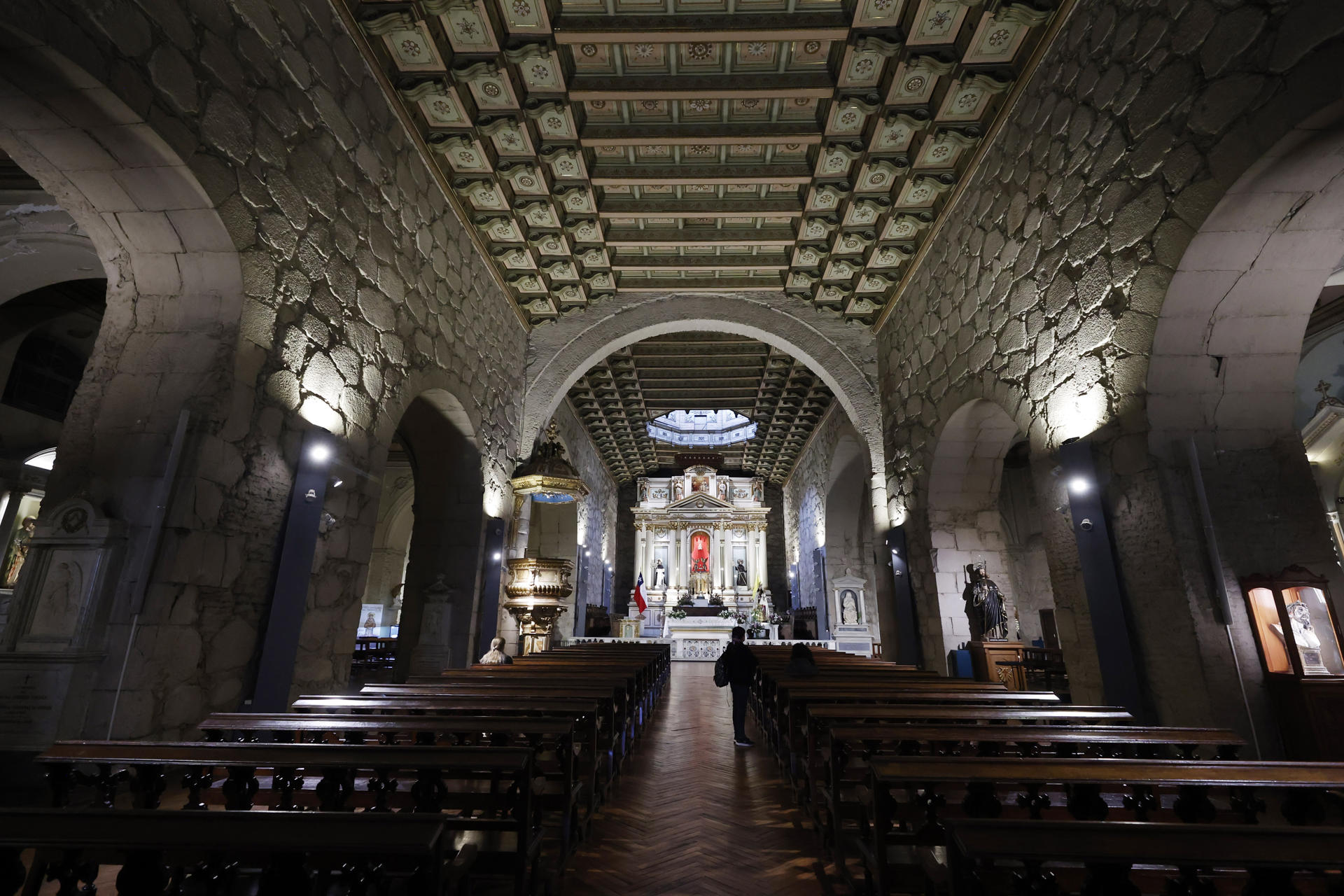Fotografía que muestra la iglesia de San Francisco, en Santiago (Chile). La Iglesia de San Francisco es el edificio de Santiago que más terremotos ha vivido en la historia Chile y su arquitectura, que combina técnicas coloniales, ha contribuido a que el país sea un ejemplo mundial de sismorrestencia. EFE/ Elvis González

