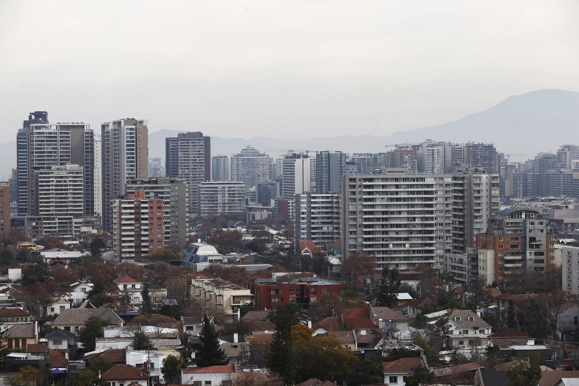 Fotografía que muestra edificios en la comuna de Providencia , en Santiago (Chile). EFE/ Elvis González
