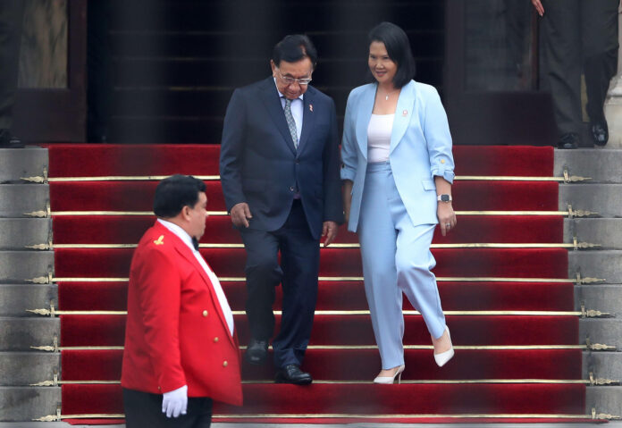 La presidenta electa de Perú, Keiko Fujimori (d), camina junto al presidente interino, José María Balcázar, en el Palacio de Gobierno en Lima (Perú). EFE/ Paolo Aguilar
