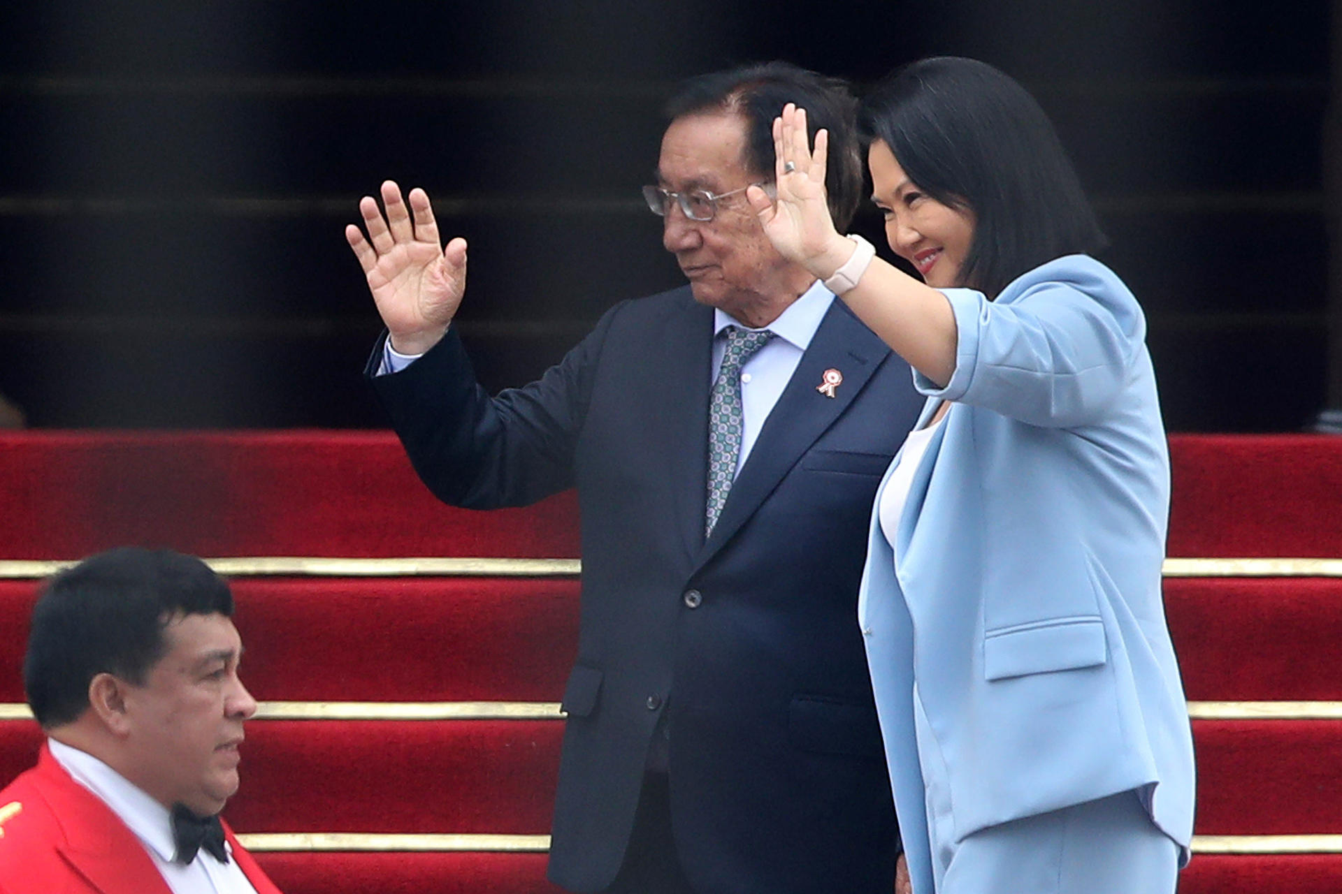 La presidenta electa de Perú, Keiko Fujimori (d), camina junto al presidente interino, José María Balcázar, en el Palacio de Gobierno en Lima (Perú).  EFE/ Paolo Aguilar
