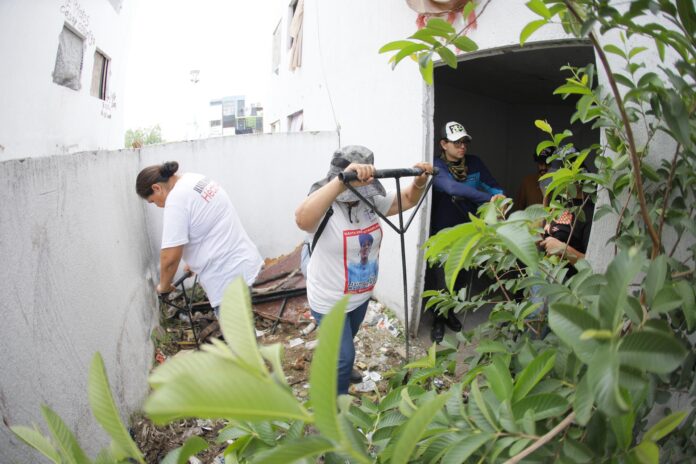 Integrantes del colectivo Luz de Esperanza realizan una búsqueda de personas y familiares desaparecidos, en el municipio de Tlajomulco de Zúñiga, en Jalisco (México). EFE/ Francisco Guasco
