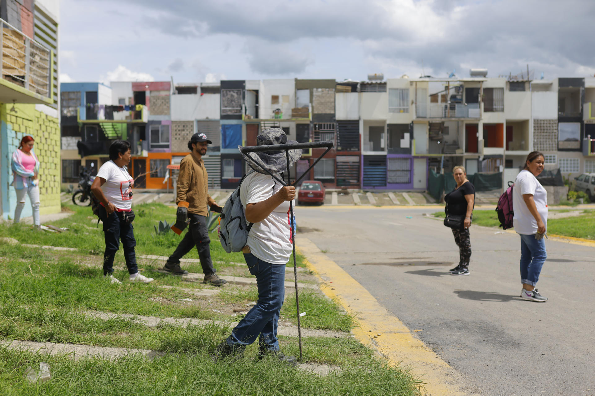 Integrantes del colectivo Luz de Esperanza realizan una búsqueda de personas y familiares desaparecidos, en el municipio de Tlajomulco de Zúñiga, en Jalisco (México). EFE/ Francisco Guasco