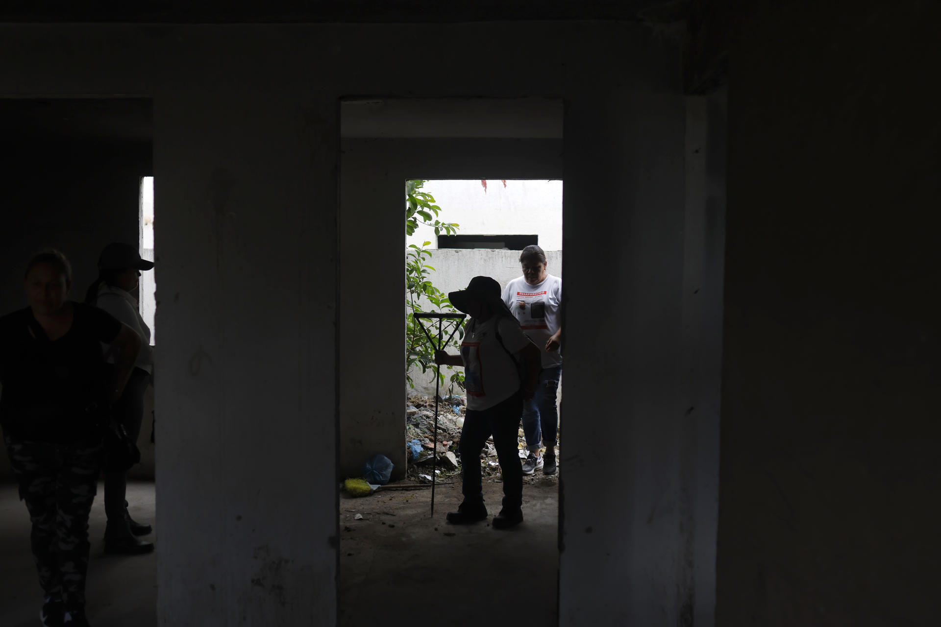 Integrantes del colectivo Luz de Esperanza realizan una búsqueda de personas y familiares desaparecidos, en el municipio de Tlajomulco de Zúñiga, en Jalisco (México). EFE/ Francisco Guasco
