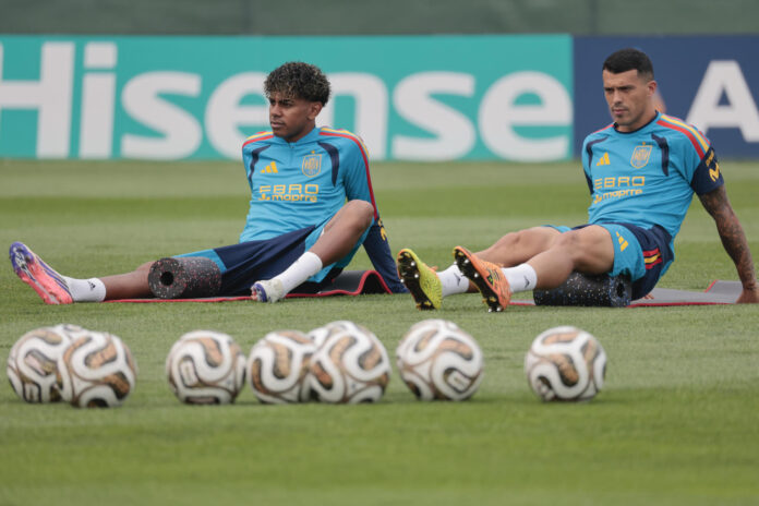 Los jugadores de la selección española, Lamine Yamal y Pedro Porro (d), durante el entrenamiento separado de sus compañeros de equipo este jueves en Nueva Yersey, antes de la final del domingo ante Argentina. EFE/ Lavandeira Jr
