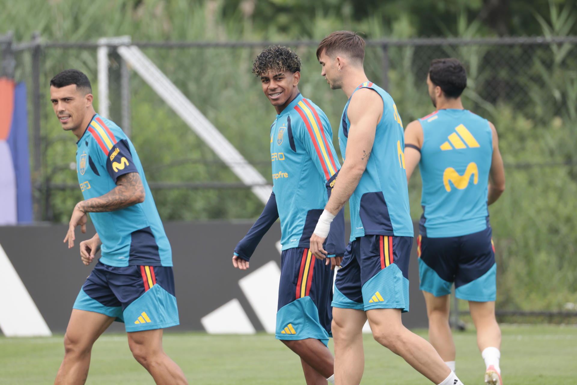 Los jugadores de la selección española, Lamine Yamal (2i) y Pedro Porro (i), durante el entrenamiento celebrado este jueves en Nueva Yersey, antes de la final del domingo ante Argentina. EFE/ Lavandeira Jr