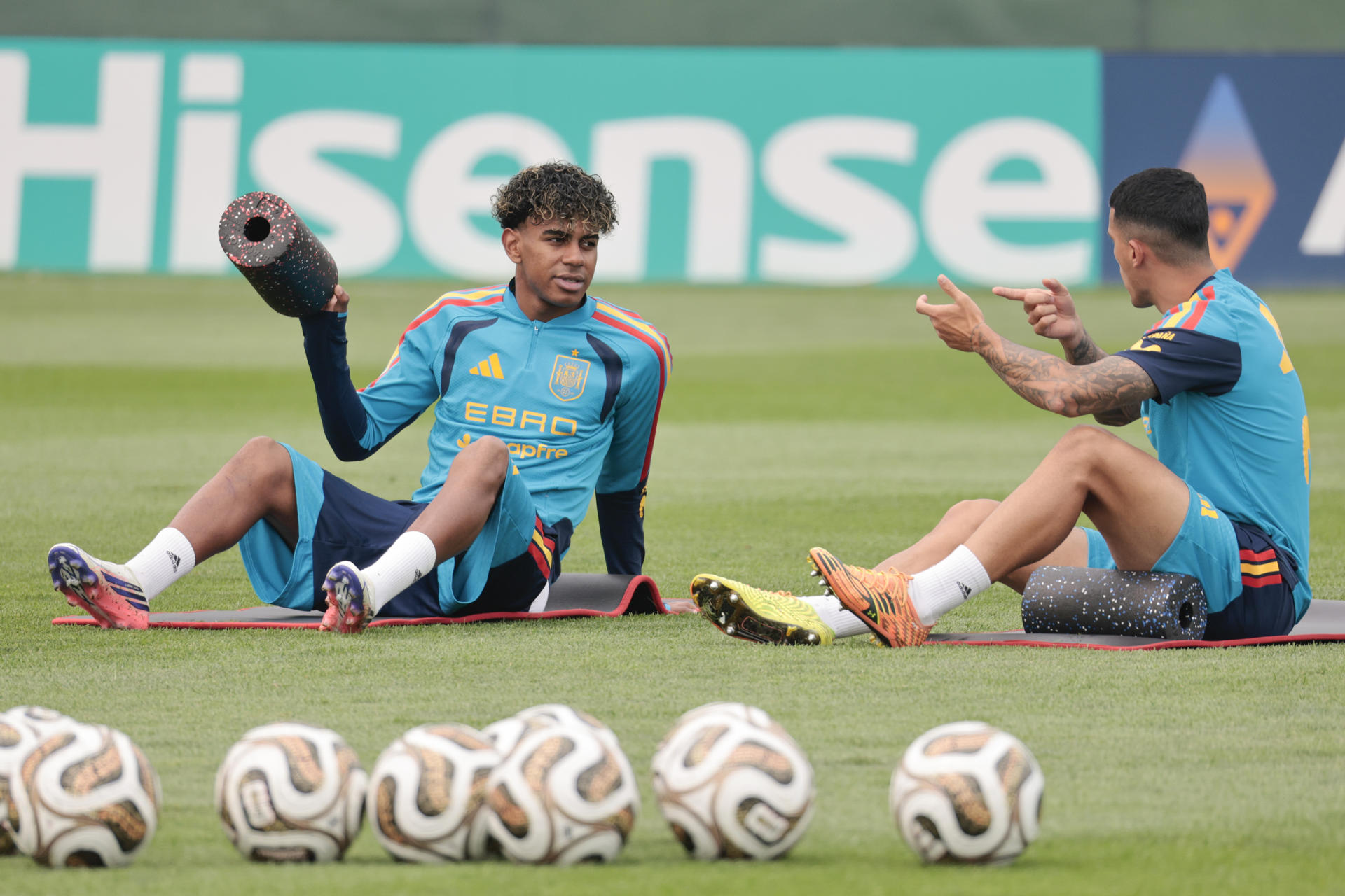 Los jugadores de la selección española, Lamine Yamal y Pedro Porro (d), durante el entrenamiento separado de sus compañeros de equipo este jueves en Nueva Yersey, antes de la final del domingo ante Argentina. EFE/ Lavandeira Jr