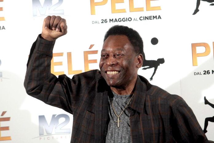 Fotografía de archivo del exfutbolista brasileño Pelé posando durante una rueda de prensa en Milán (Italia). EFE/Mourad Balti Touati

