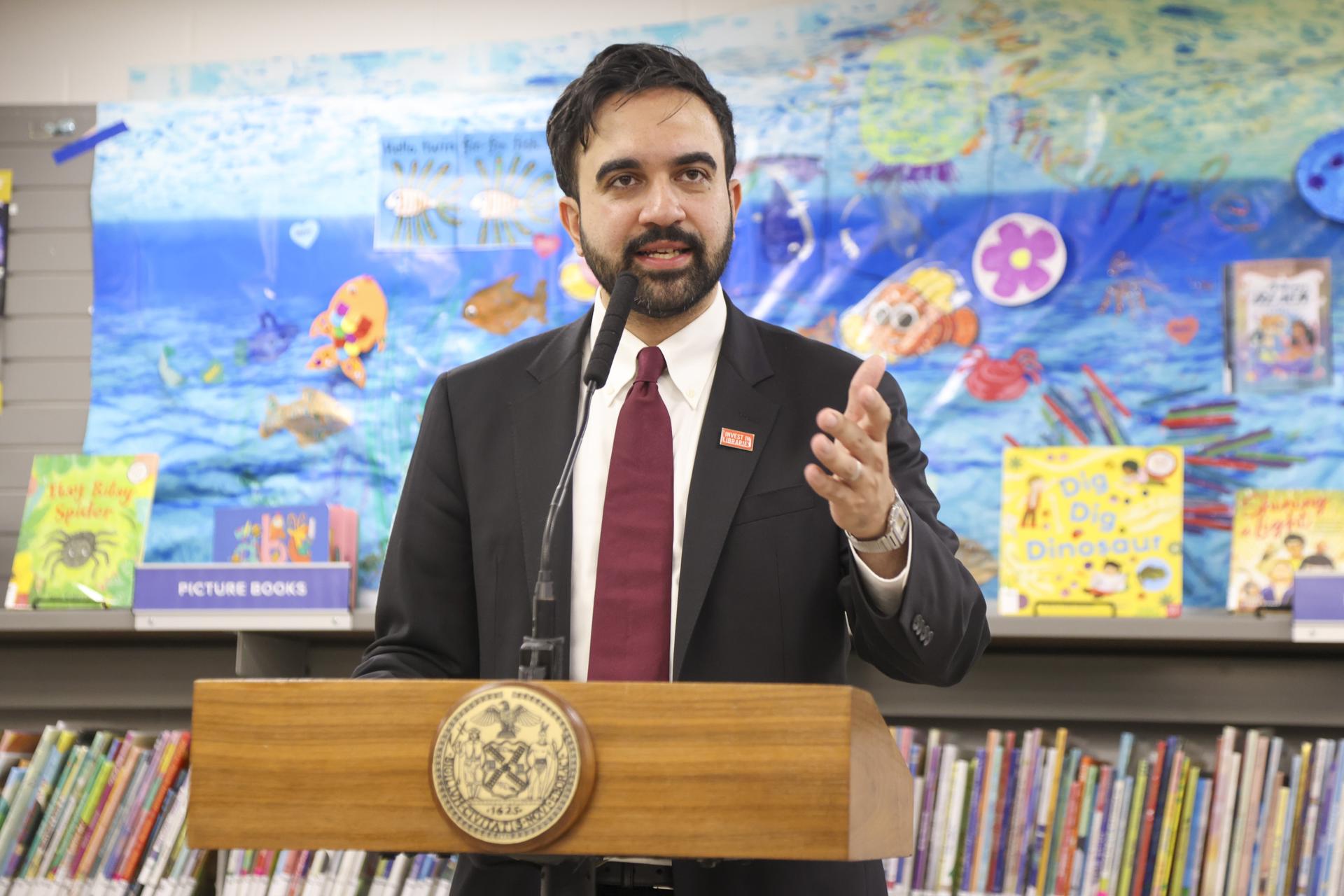 El alcalde de Nueva York, Zohran Mamdani, habla durante una conferencia de prensa en la sucursal Cortelyou de la Biblioteca Pública de Brooklyn este miércoles en Nueva York (EE.UU.). EFE/SARAH YENESEL
