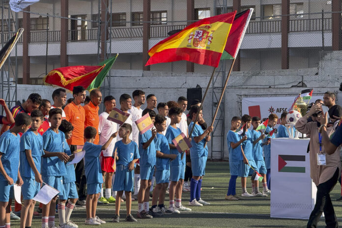 Futbolistas gazatíes profesionales, en representación de la sección palestina, juegan un partido contra jugadores de la Franja de Gaza que visten la camiseta de la selección española. EFE/ Ahmad Awad

