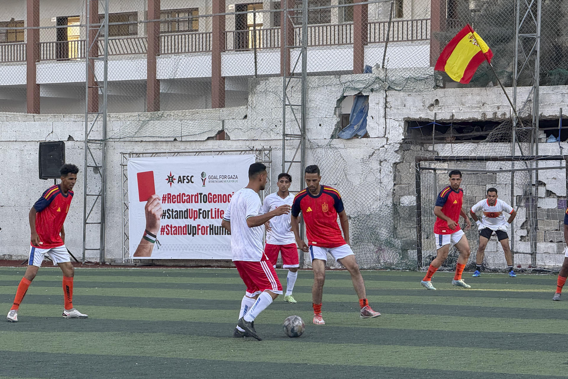 Jugadores palestinos en el partido de fútbol que simbólicamente ha enfrentado a Palestina contra España en la ciudad de Gaza. EFE/ Ahmad Awad
