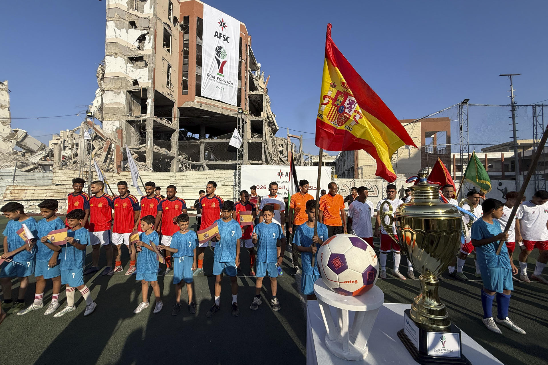 El Comité de Servicio de los Amigos Americanos (AFSC) promovió un partido entre futbolistas gazatíes profesionales y jugadores de la Franja para simbolizar un partido entre Palestina y España. EFE/ Ahmad Awad
