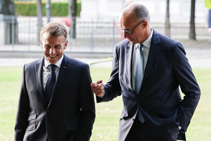 El canciller alemán, Friedrich Merz (d), y el presidente francés, Emmanuel Macron (i), hablan durante una reunión en el Palacio de Bensberg, en Bensberg, Alemania, este jueves. EFE/EPA/FRIEDEMANN VOGEL / POOL
