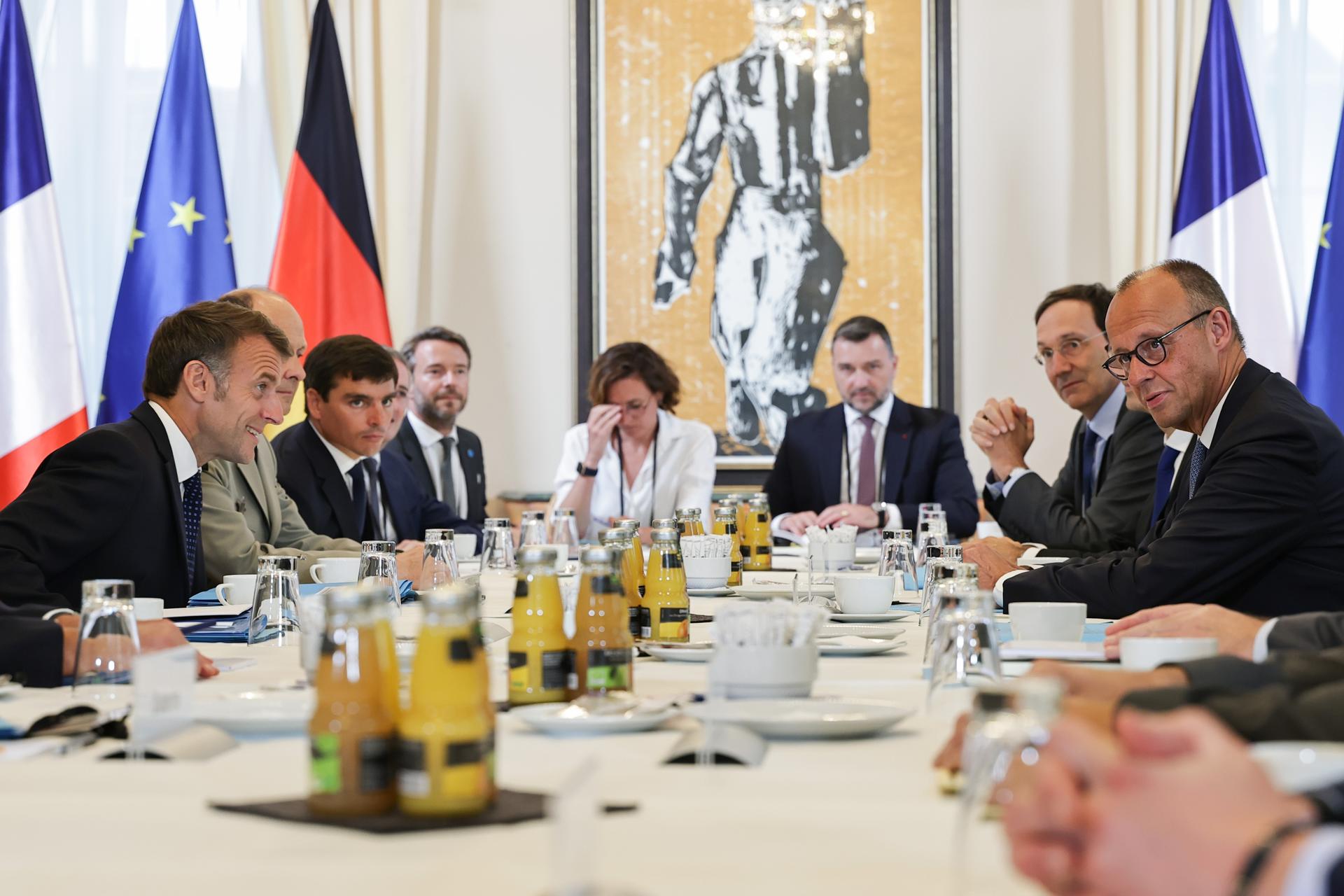El canciller alemán, Friedrich Merz (d), y el presidente francés, Emmanuel Macron (i), asisten a una reunión en el Palacio de Bensberg, en Bensberg, Alemania, este jueves.  EFE/EPA/FRIEDEMANN VOGEL / POOL
