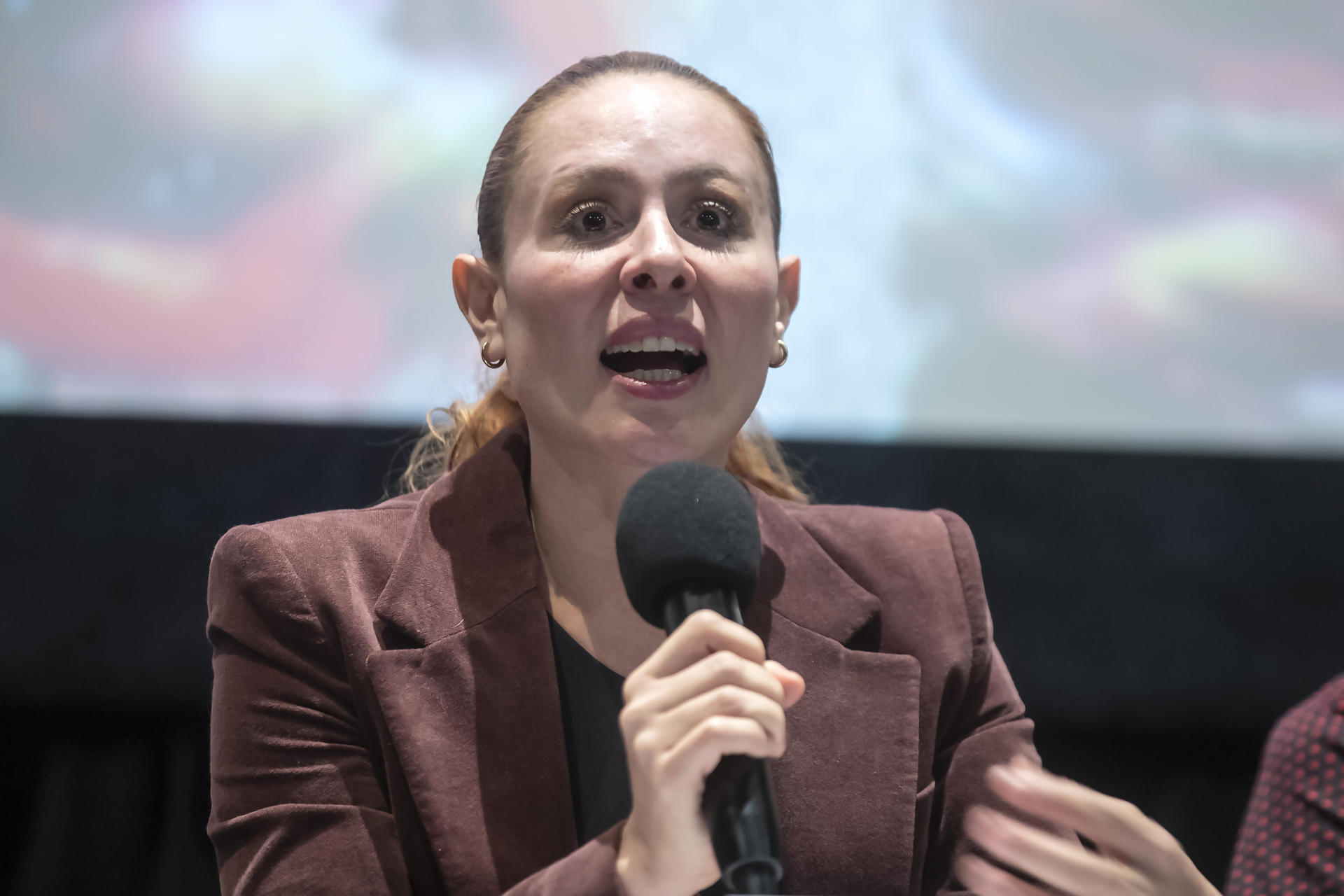 La directora operativa del MICGénero, Stephanie Goytortúa Alarcón, habla en una rueda de prensa este jueves, en la Cineteca Nacional en Ciudad de México (México). EFE/ Isaac Esquivel
