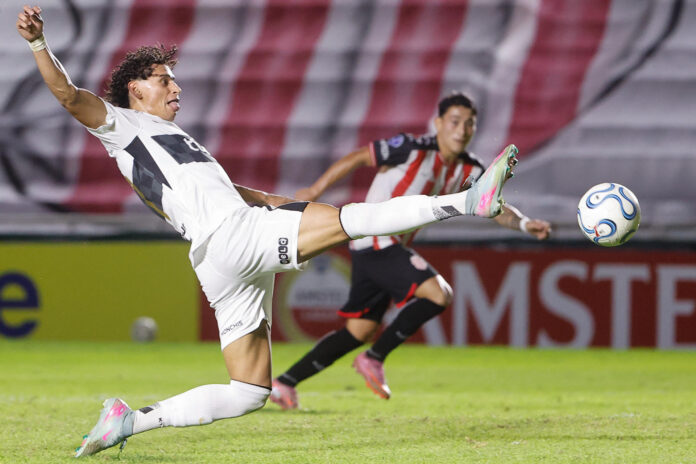 Fotografía de archivo donde aparece el jugador paraguayo Adrian Alcaraz. EFE/ Juan Ignacio Roncoroni
