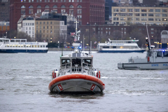 Fotografía de archivo de equipos de emergencia en las labores de rescate tras el accidente de un helicóptero en el Río Hudson en Nueva York (Estados Unidos). EFE/ Angel Colmenares
