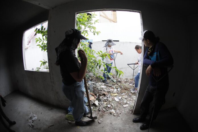 Integrantes del colectivo Luz de Esperanza realizan una búsqueda de personas y familiares desaparecidos este jueves, en el municipio de Tlajomulco de Zúñiga, en Jalisco (México). EFE/ Francisco Guasco
