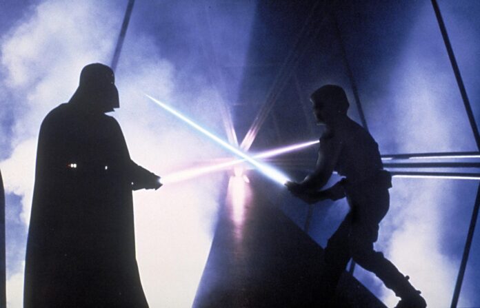 Imagen cedida donde aparece Darth Vader mientras lucha contra Luke Skywalker. EFE/TELECINCO/SOLO USO EDITORIAL/NO VENTAS /SOLO DISPONIBLE PARA ILUSTRAR LA NOTICIA QUE ACOMPAÑA /CRÉDITO OBLIGATORIO
