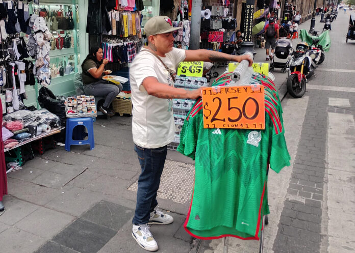 Personas venden productos en una calle en Ciudad de México (México). Imagen de archivo. EFE/ Eduardo Guerra
