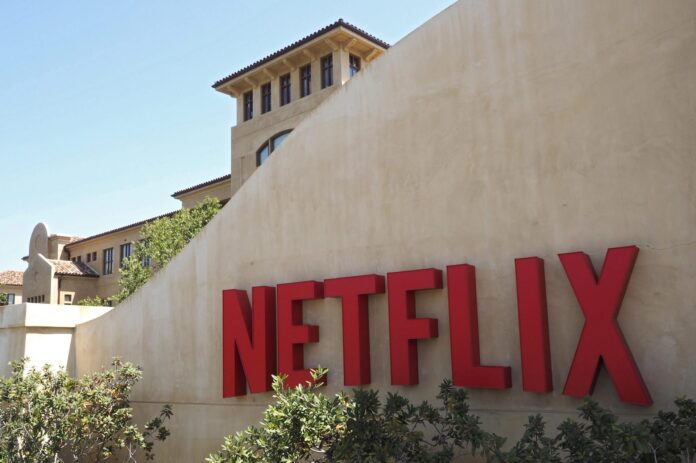 Fotografía de archivo que muestra el logotipo de la plataforma líder de televisión por internet a nivel mundial, Netflix, en su sede de Los Gatos, California (Estados Unidos). EFE/JOHN G. MABANGLO
