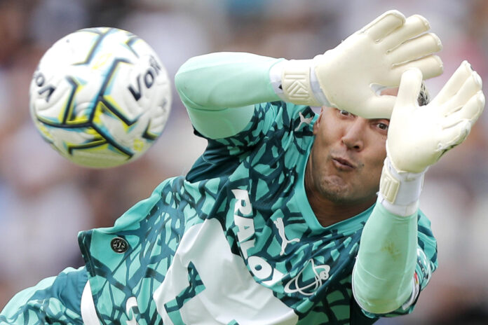 Keylor Navas Pumas controla el balón en un partido amistoso entre Pumas y América de Cali en el estadio Olímpico Universitario, en Ciudad de México (México). Imaen de archivo. EFE/ Isaac Esquivel
