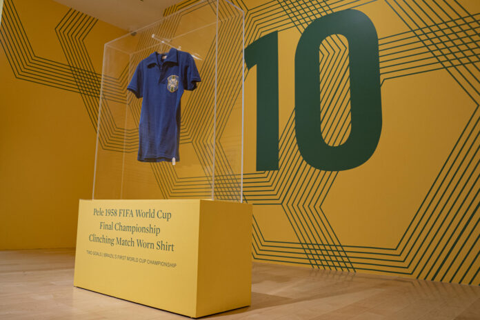 Fotografía que muestra la camiseta que Pelé vistió en la final del Mundial de Suecia 1958, una pieza histórica del fútbol mundial, la cual se vendió este jueves en Sotheby's por 4,9 millones de dólares, convirtiéndose en el objeto más caro relacionado con su carrera deportiva, en Nueva York (Estados Unidos). EFE/ Angel Colmenares
