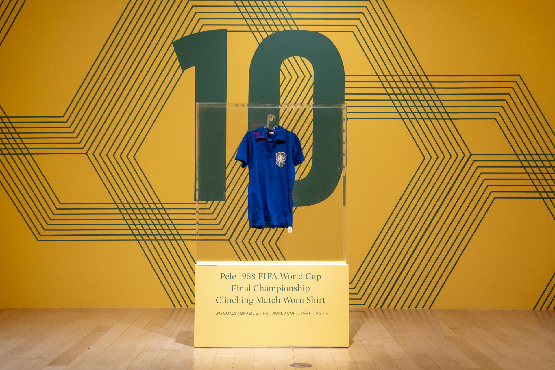 Fotografía que muestra la camiseta que Pelé vistió en la final del Mundial de Suecia 1958, una pieza histórica del fútbol mundial, la cual se vendió este jueves en Sotheby's por 4,9 millones de dólares, convirtiéndose en el objeto más caro relacionado con su carrera deportiva, en Nueva York (Estados Unidos). EFE/ Angel Colmenares