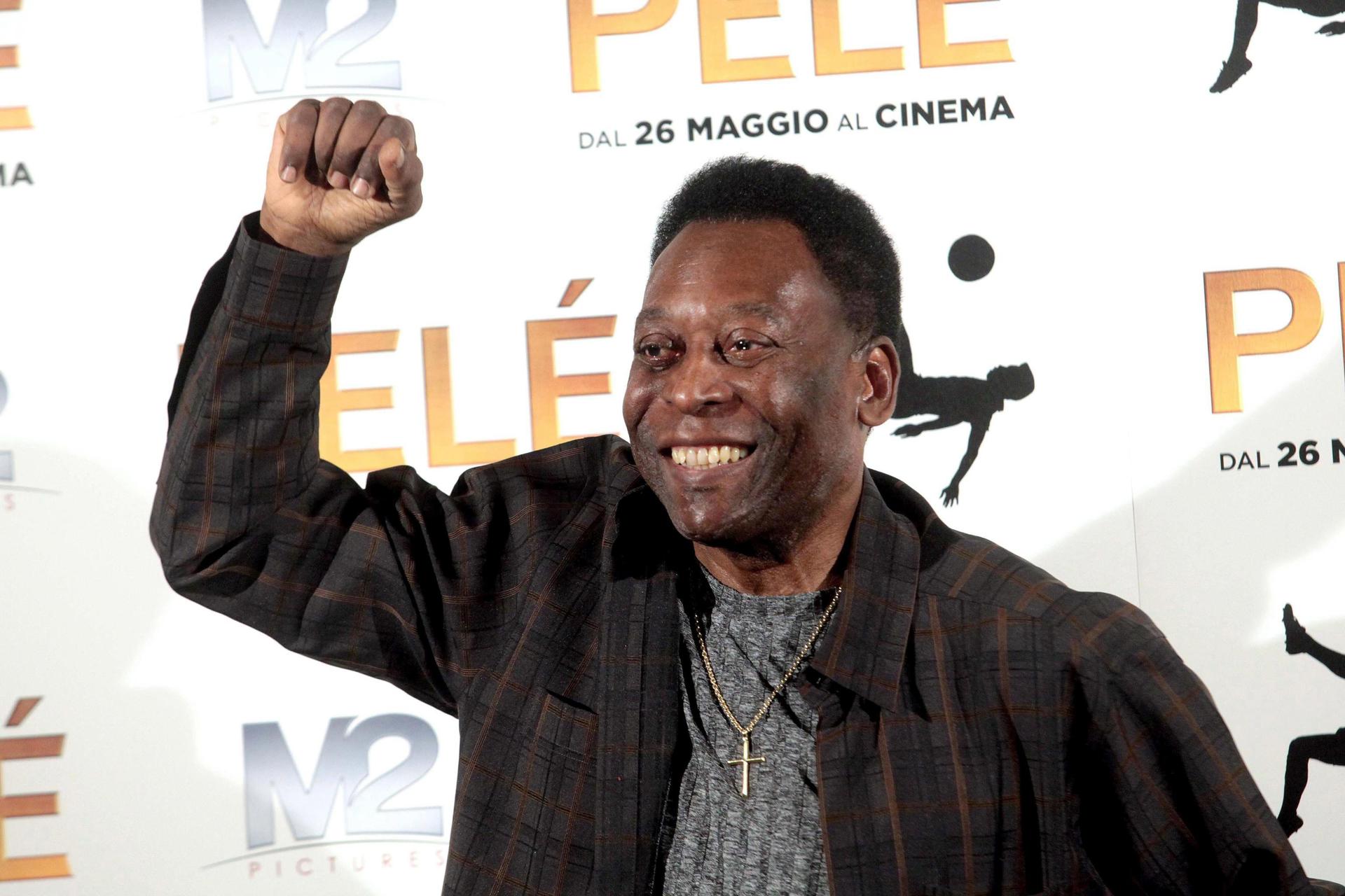 Fotografía de archivo del 25 de mayo de 2016 del exfutbolista brasileño Pelé posando durante una rueda de prensa en Milán (Italia). EFE/Mourad Balti Touati