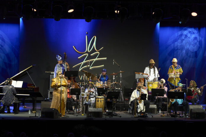 Integrantes del grupo estadounidense de jazz afrofuturista, Sun Ra Arkestra, durante su actuación este jueves en el Festival de Jazz de Vitoria. EFE/Adrián Ruiz-Hierro.
