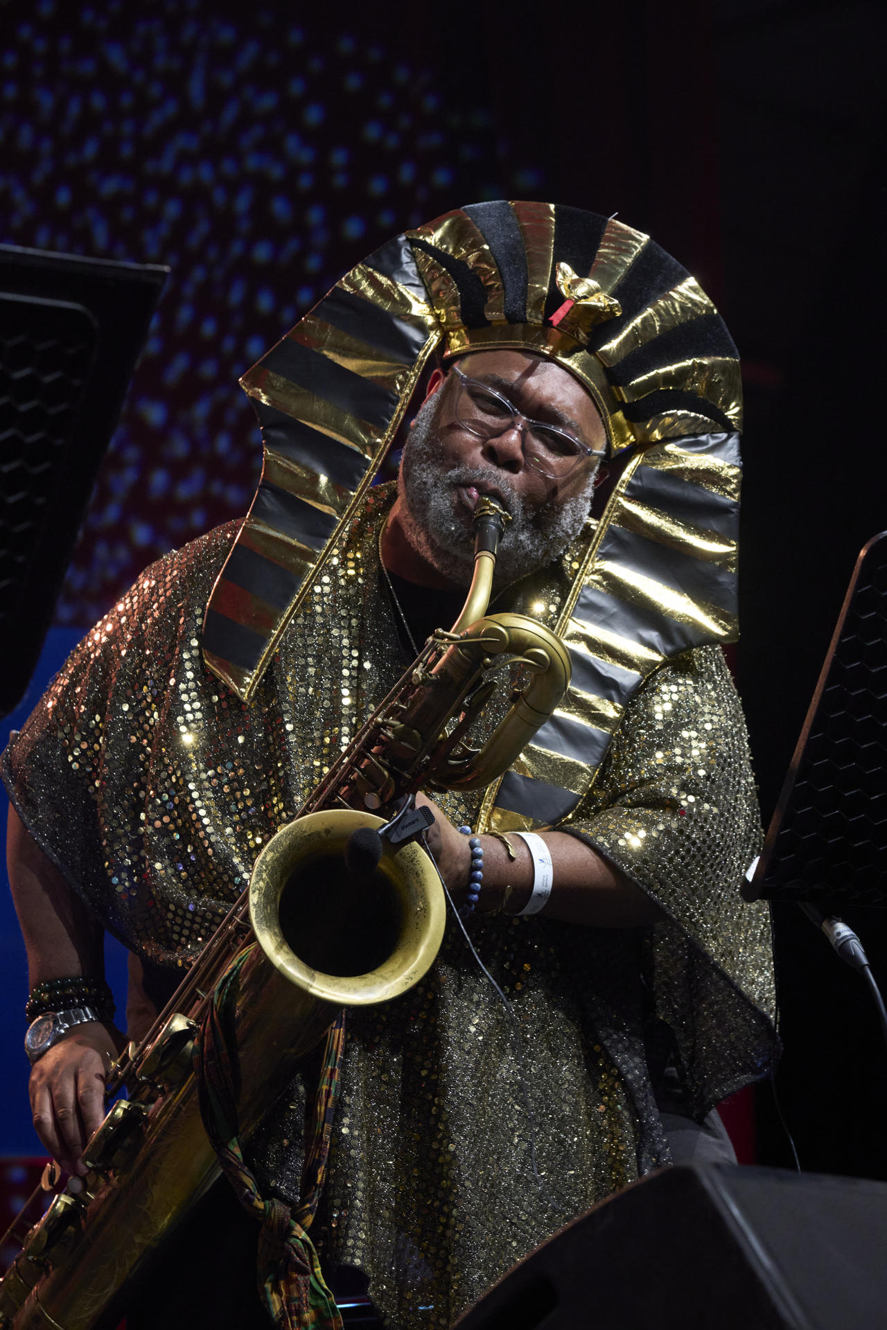 Integrantes del grupo estadounidense de jazz afrofuturista, Sun Ra Arkestra, durante su actuación este jueves en el Festival de Jazz de Vitoria. EFE/Adrián Ruiz-Hierro.

