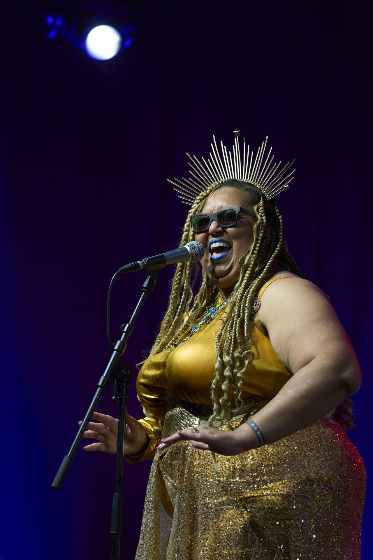 La vocalista del grupo norteamericano de jazz afrofuturista, Sun Ra Arkestra, Tara Middleton, durante su actuación este jueves en el Festival de Jazz de Vitoria. EFE/Adrián Ruiz-Hierro.

