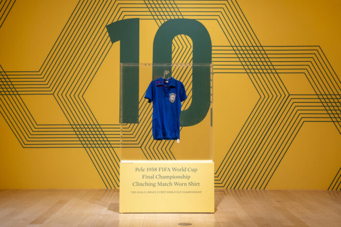 Fotografía que muestra la camiseta que Pelé vistió en la final del Mundial de Suecia 1958, una pieza histórica del fútbol mundial, la cual se vendió este jueves en Sotheby's por 4,9 millones de dólares, convirtiéndose en el objeto más caro relacionado con su carrera deportiva, en Nueva York (Estados Unidos). EFE/ Angel Colmenares
