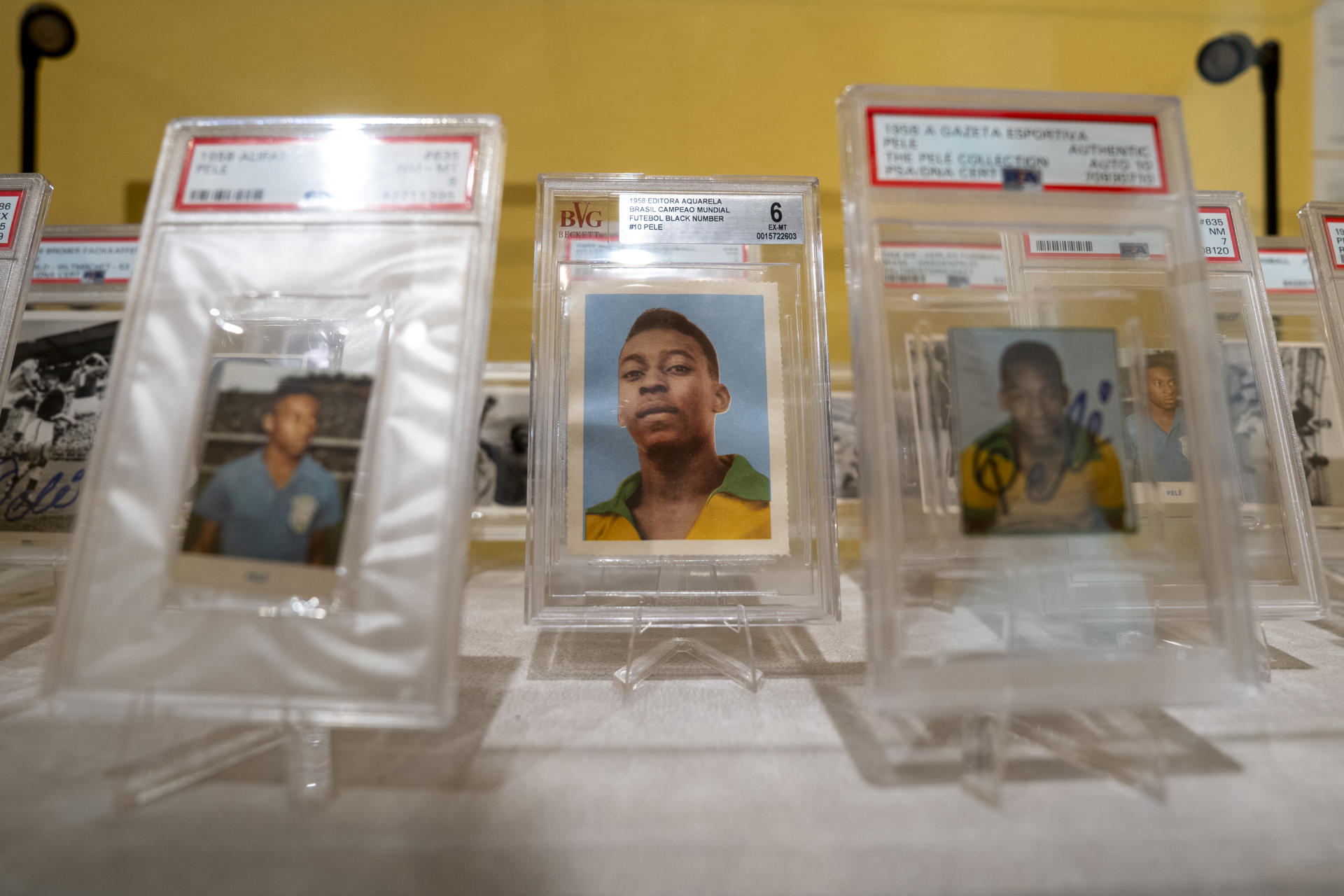 Fotografía que muestra una tarjeta con la imagen de Pelé en la subasta donde la camiseta que Pelé vistió en la final del Mundial de Suecia 1958 fue vendida por 4,9 millones de dólares, convirtiéndose en el objeto más caro relacionado con su carrera deportiva, en Nueva York (Estados Unidos). EFE/ Angel Colmenares
