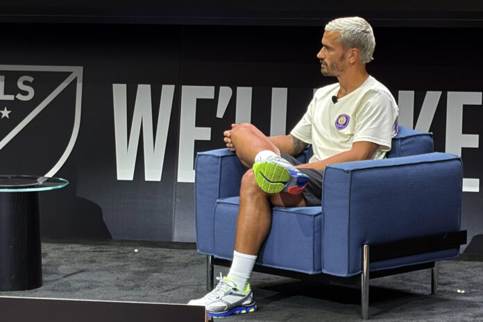 El futbolista francés Antoine Griezmann habla durante un panel organizado por la Major League Soccer (MLS) este jueves, en Nueva York (Estados Unidos). EFE/ Jan Téllez Asensio
