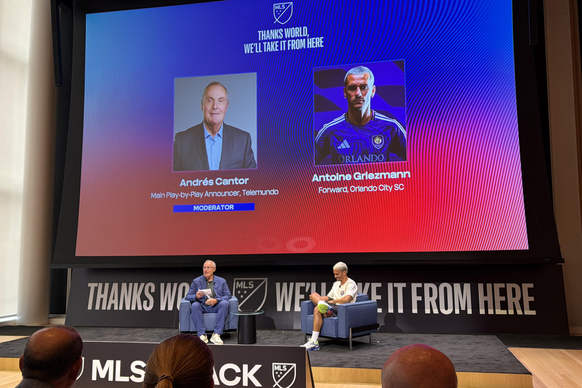 El futbolista francés Antoine Griezmann (d) habla durante un panel organizado por la Major League Soccer (MLS) este jueves, en Nueva York (Estados Unidos). EFE/ Jan Téllez Asensio
