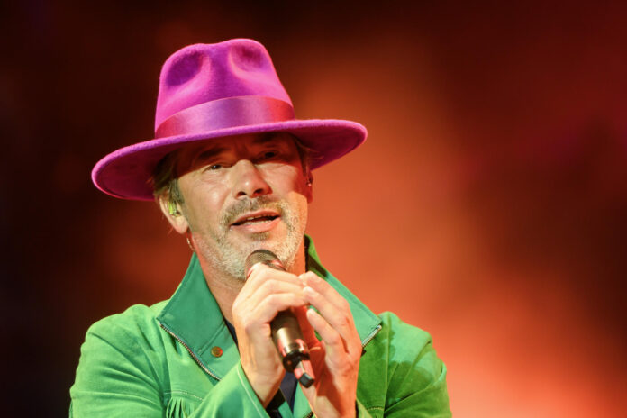 El músico y cantante Jason ´Jay´ Kay lider de la banda británica Jamiroquai durante el concierto que ha ofrecido este jueves en el Icónica Santalucía Sevilla Fest que se celebra en la Plaza de España de Sevilla. EFE / Raúl Caro.
