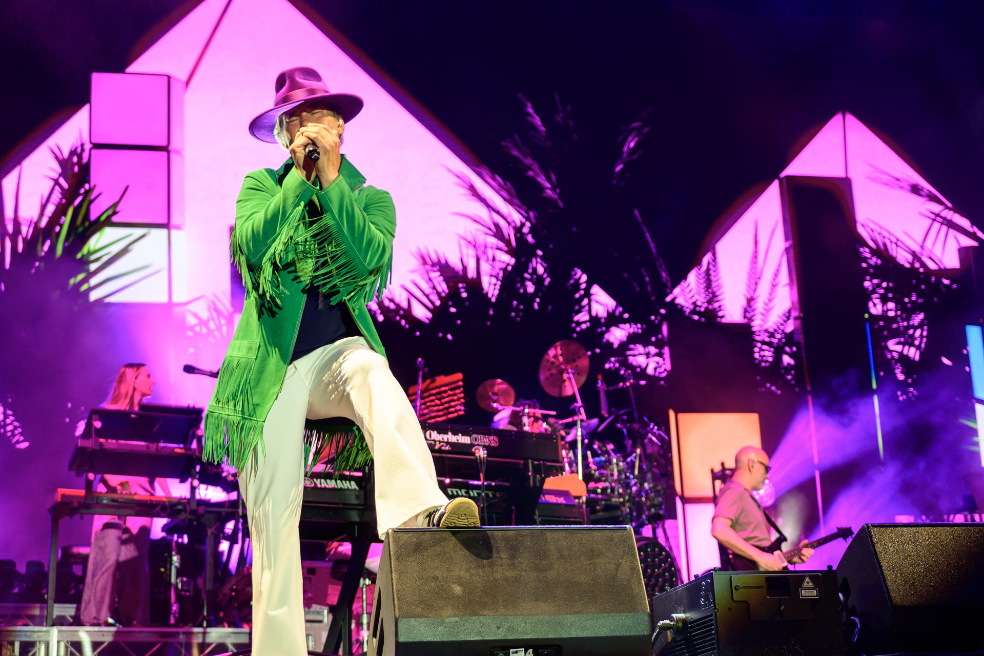 El músico y cantante Jason ´Jay´ Kay lider de la banda británica Jamiroquai durante el concierto que ha ofrecido este jueves en el Icónica Santalucía Sevilla Fest que se celebra en la Plaza de España de Sevilla. EFE / Raúl Caro.