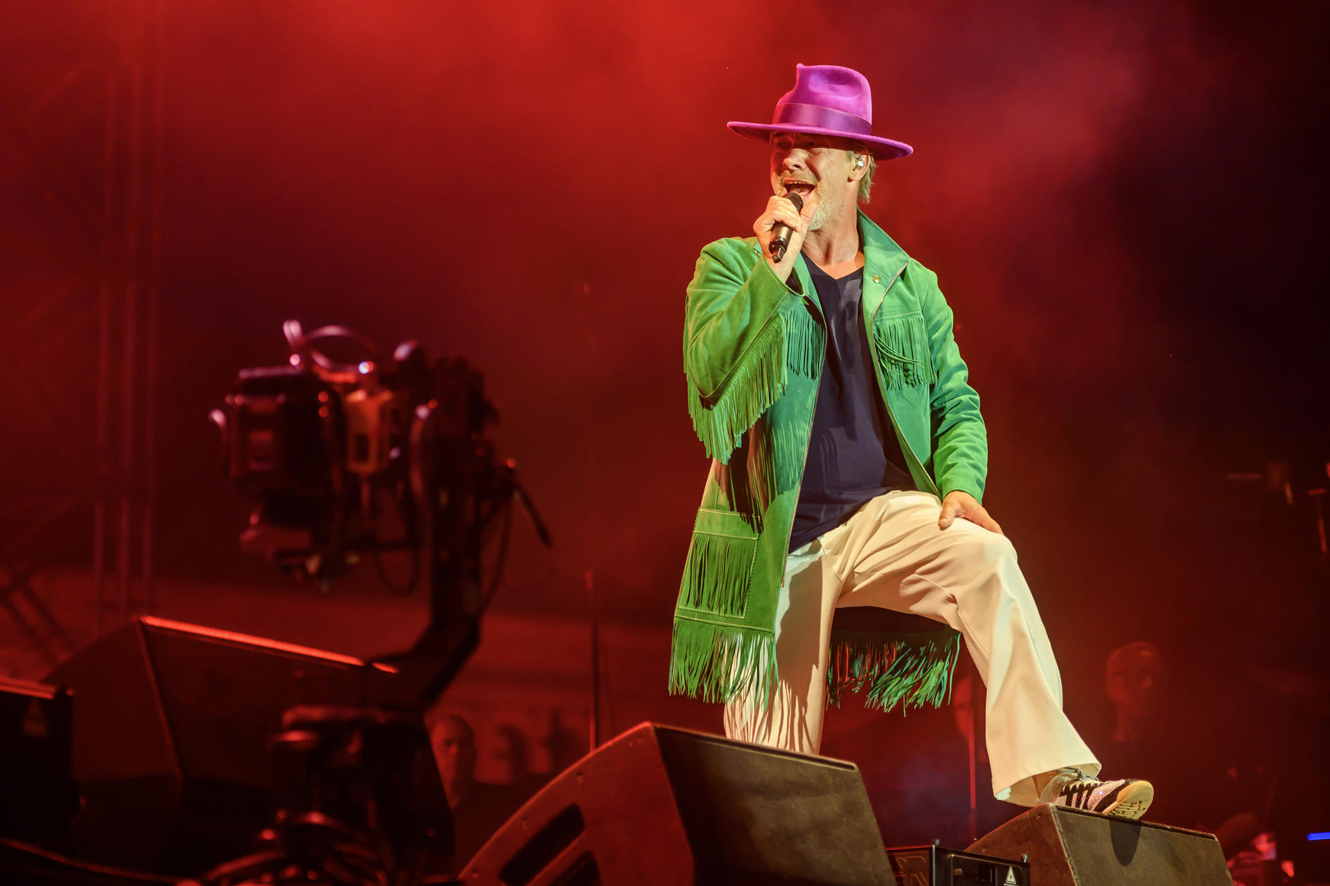 El músico y cantante Jason ´Jay´ Kay lider de la banda británica Jamiroquai durante el concierto que ha ofrecido este jueves en el Icónica Santalucía Sevilla Fest que se celebra en la Plaza de España de Sevilla. EFE / Raúl Caro.